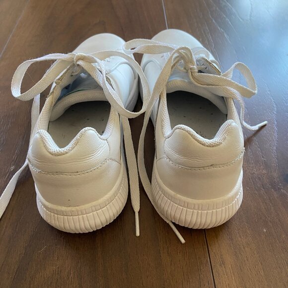 Non Slip Infinity by Cherokee White Sneakers - Size 6 - Picture 2 of 7